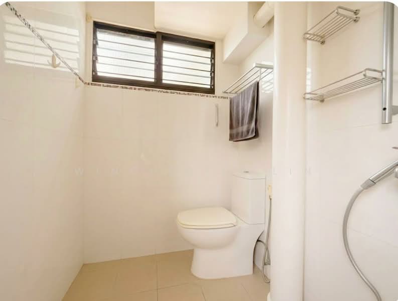 301 Clementi Avenue 4 HDB Flat For Sale at S$ 618,000 | PropertyGuru Singapore - Bathroom