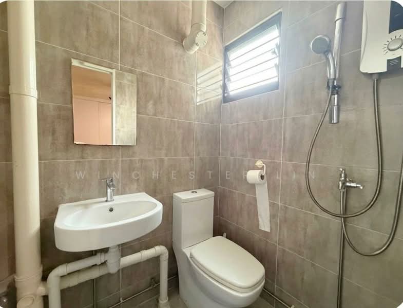 301 Clementi Avenue 4 HDB Flat For Sale at S$ 618,000 | PropertyGuru Singapore - Bathroom