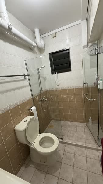 619 Jurong West Street 65 HDB Flat For Sale at S$ 658,000 | PropertyGuru Singapore - Bathroom