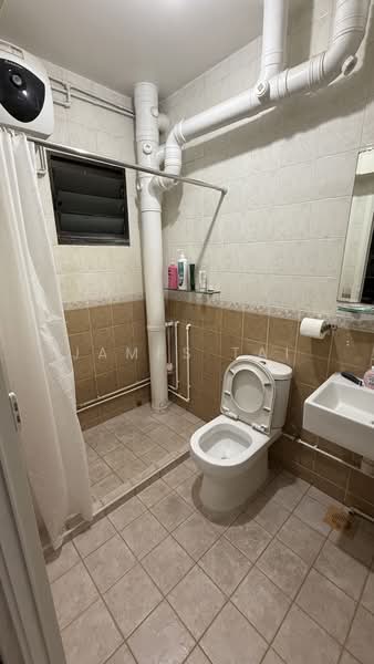 619 Jurong West Street 65 HDB Flat For Sale at S$ 658,000 | PropertyGuru Singapore - Bathroom
