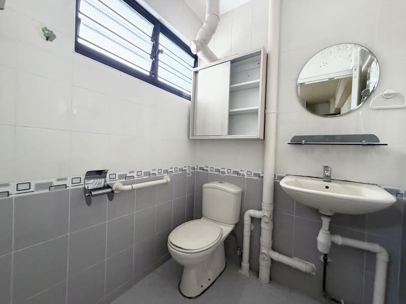 313 Shunfu Road HDB Flat For Sale at S$ 500,000 | PropertyGuru Singapore - Bathroom