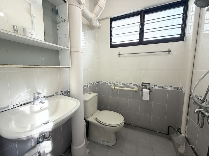 313 Shunfu Road HDB Flat For Sale at S$ 500,000 | PropertyGuru Singapore - Bathroom