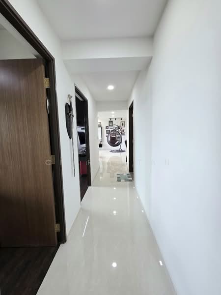 296C Bukit Batok Street 22 HDB Flat For Sale at S$ 995,000 | PropertyGuru Singapore - Corridor