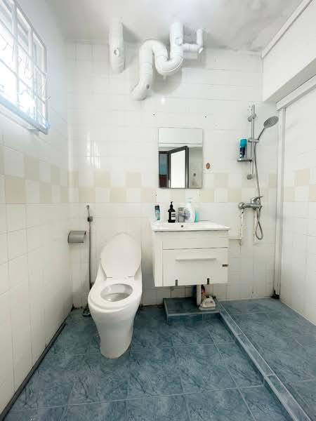 484A Choa Chu Kang Avenue 5 HDB Flat For Sale at S$ 540,000 | PropertyGuru Singapore - Bathroom