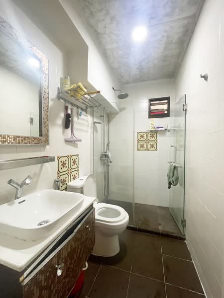 533 Bukit Panjang Ring Road HDB Flat For Sale at S$ 850,000 | PropertyGuru Singapore - Bathroom