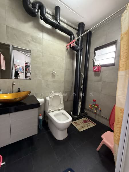 664B Jurong West Street 64 HDB Flat For Sale at S$ 738,000 | PropertyGuru Singapore - Bathroom