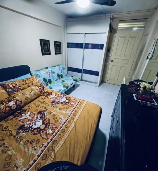 333 Bukit Batok Street 32 HDB Flat For Sale at S$ 475,000 | PropertyGuru Singapore - Bedroom