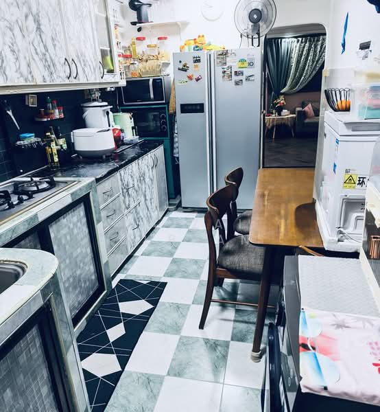 333 Bukit Batok Street 32 HDB Flat For Sale at S$ 475,000 | PropertyGuru Singapore - Kitchen