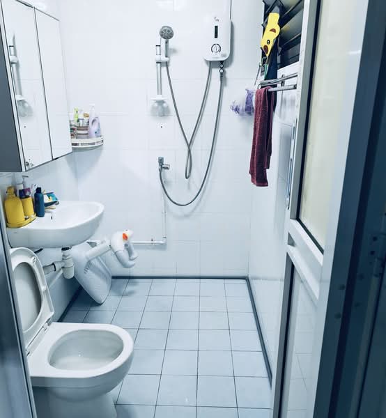 333 Bukit Batok Street 32 HDB Flat For Sale at S$ 475,000 | PropertyGuru Singapore - Bathroom