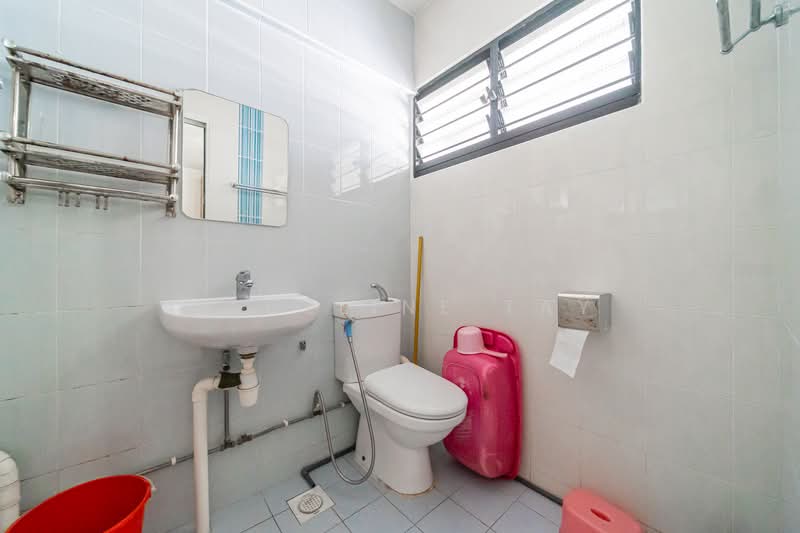 524 Jurong West Street 52 HDB Flat For Sale at S$ 499,999 | PropertyGuru Singapore - Bathroom