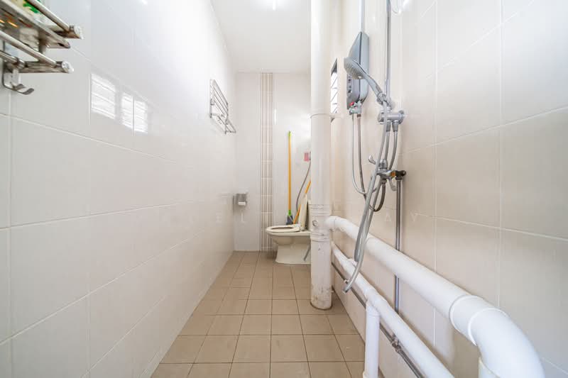 524 Jurong West Street 52 HDB Flat For Sale at S$ 499,999 | PropertyGuru Singapore - Bathroom