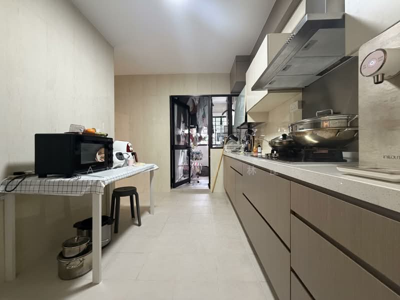 297A Compassvale Street HDB Flat For Sale at S$ 800,000 | PropertyGuru Singapore - Kitchen