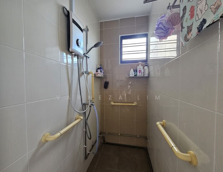 523 Bukit Batok Street 52, 523 Bukit Batok Street 52, Room Rental, 120 sqft, HDB Flat For Rent, by Vanneza Lim, 500066802 - Bathroom - PropertyGuru.com.sg