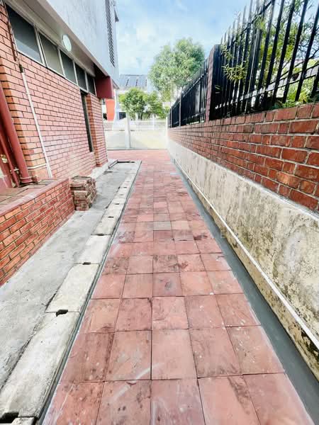 Free-Hold at Lorong Ong Lye, Lorong Ong Lye, 5 Bedrooms, 3,129 sqft, Semi-Detached House For Sale, by Marc Lee, 500066804 - Walkway to lower courtyard - PropertyGuru.com.sg