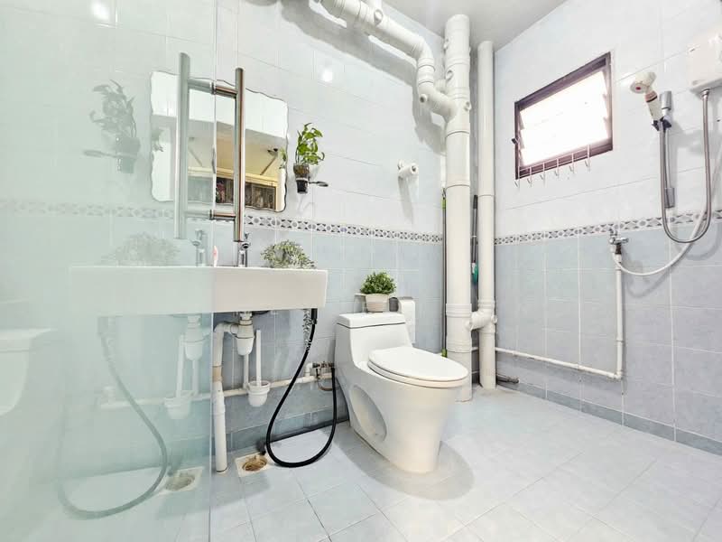 402 Admiralty Link HDB Flat For Sale at S$ 580,000 | PropertyGuru Singapore - Bathroom