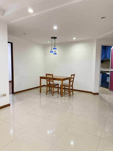 195C Punggol Road HDB Flat For Sale at S$ 580,000 | PropertyGuru Singapore - Dining Room