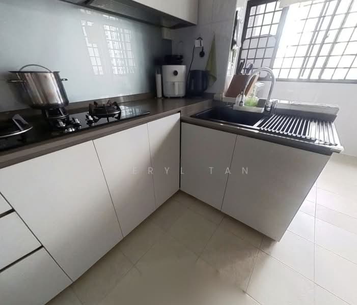 122 Lorong 2 Toa Payoh HDB Flat For Sale at S$ 988,000 | PropertyGuru Singapore - Kitchen