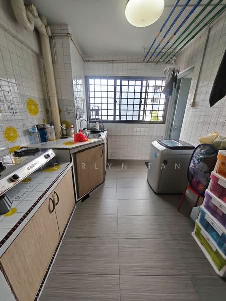716 Yishun Street 71 HDB Flat For Sale at S$ 407,000 | PropertyGuru Singapore - Kitchen