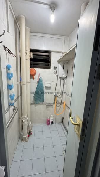 76 Lorong Limau, 76 Lorong Limau, Room Rental, 900 sqft, HDB Flat For Rent, by Terence Lee, 500066930 - Bathroom - PropertyGuru.com.sg