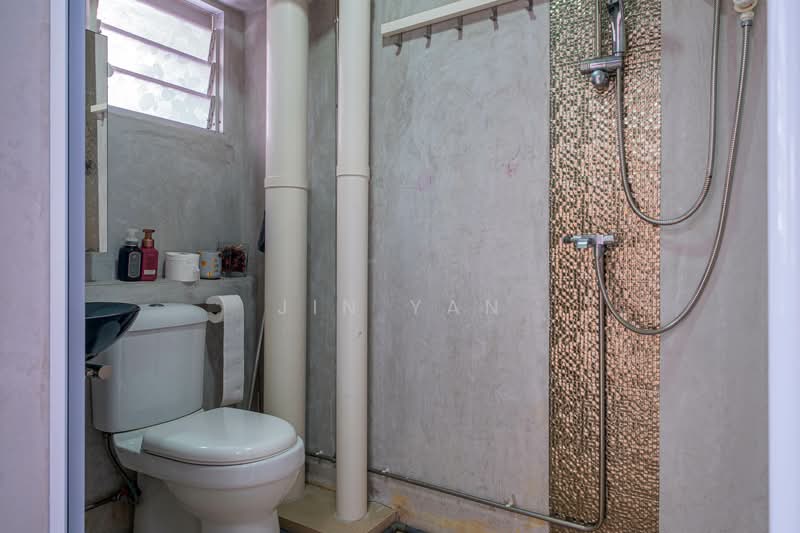 446 Hougang Avenue 8 HDB Flat For Sale at S$ 980,000 | PropertyGuru Singapore - Bathroom