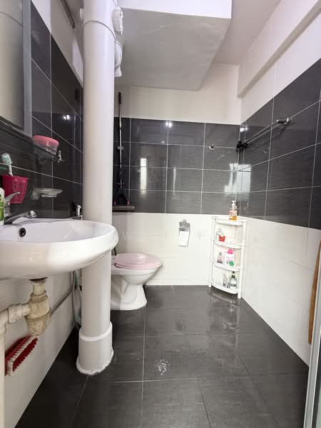 139 Bedok North Avenue 3 HDB Flat For Sale at S$ 688,888 | PropertyGuru Singapore - Common Bathroom