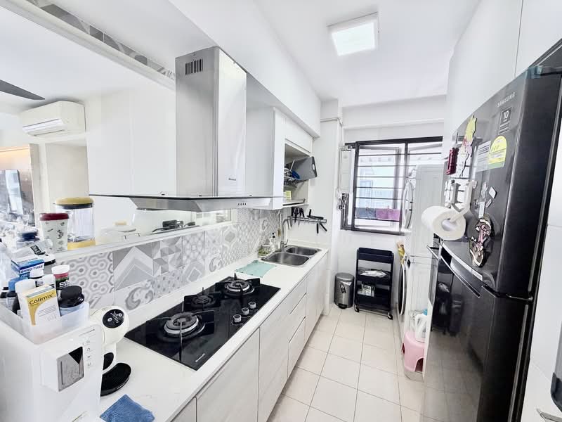 348D Yishun Avenue 11 HDB Flat For Sale at S$ 948,000 | PropertyGuru Singapore - Kitchen