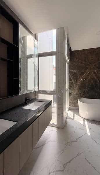 Golden Hill Estate Corner Terrace For Sale at S$ 8,700,000 | PropertyGuru Singapore - Bathroom