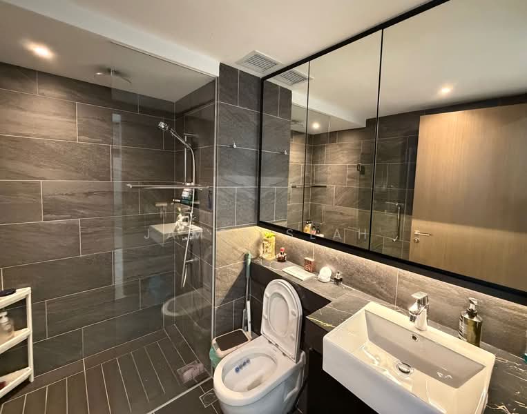 Affinity At Serangoon Condominium For Sale at S$ 887,998 | PropertyGuru Singapore - Bathroom