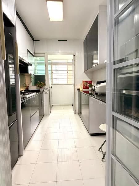 296C Bukit Batok Street 22 HDB Flat For Sale at S$ 975,000 | PropertyGuru Singapore - Kitchen