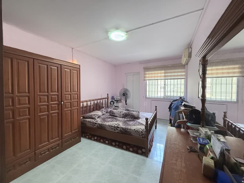 213 Tampines Street 23 HDB Flat For Sale at S$ 640,000 | PropertyGuru Singapore - Master Bedroom