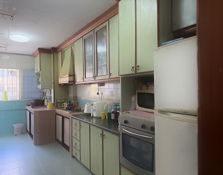 213 Tampines Street 23 HDB Flat For Sale at S$ 640,000 | PropertyGuru Singapore - Kitchen