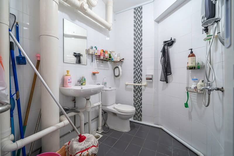 101 Bukit Batok West Avenue 6 HDB Flat For Sale at S$ 805,000 | PropertyGuru Singapore - Bathroom