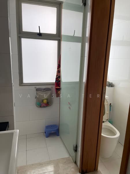 The Calrose Condominium For Sale at S$ 2,880,000 | PropertyGuru Singapore - Bathroom