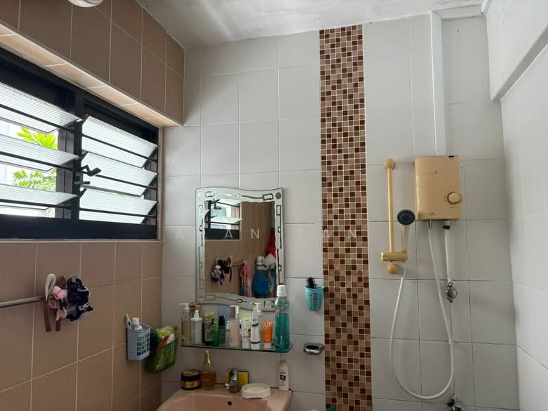 263 Tampines Street 21 HDB Flat For Sale at S$ 658,000 | PropertyGuru Singapore - Bathroom