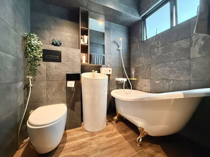 121 Pasir Ris Street 11 HDB Flat For Sale at S$ 850,000 | PropertyGuru Singapore - Bathroom