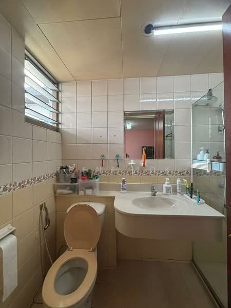 678D Jurong West Street 64 HDB Flat For Sale at S$ 650,000 | PropertyGuru Singapore - Bathroom