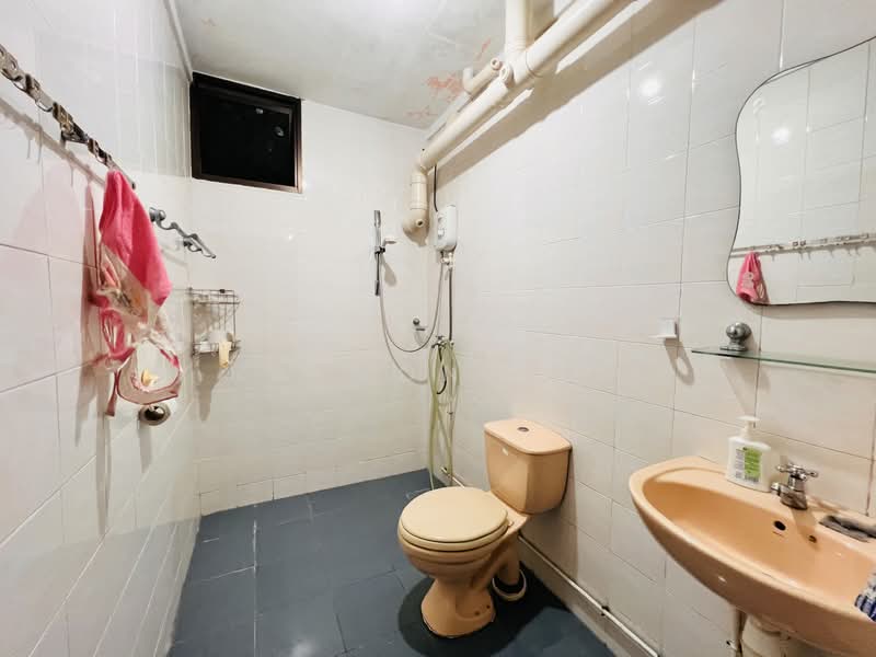 281 Toh Guan Road, 281 Toh Guan Road, 3 Bedrooms, 1,291 sqft, HDB Flat For Rent, by Raymond Ng, 500067231 - Bathroom - PropertyGuru.com.sg