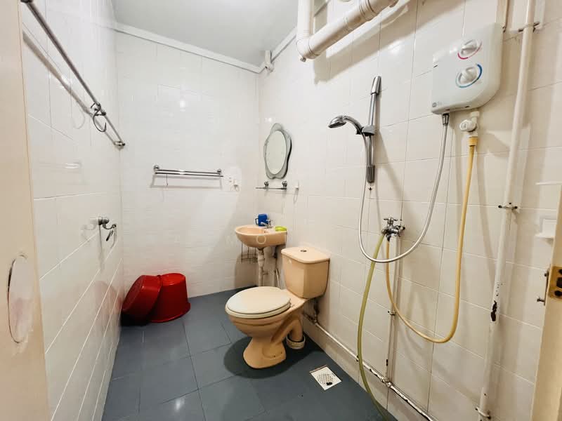 281 Toh Guan Road, 281 Toh Guan Road, 3 Bedrooms, 1,291 sqft, HDB Flat For Rent, by Raymond Ng, 500067231 - Bathroom - PropertyGuru.com.sg