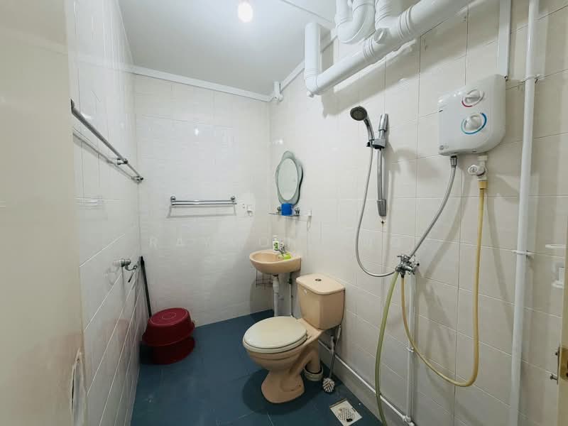 281 Toh Guan Road, 281 Toh Guan Road, 3 Bedrooms, 1,291 sqft, HDB Flat For Rent, by Raymond Ng, 500067231 - Common toilet - PropertyGuru.com.sg