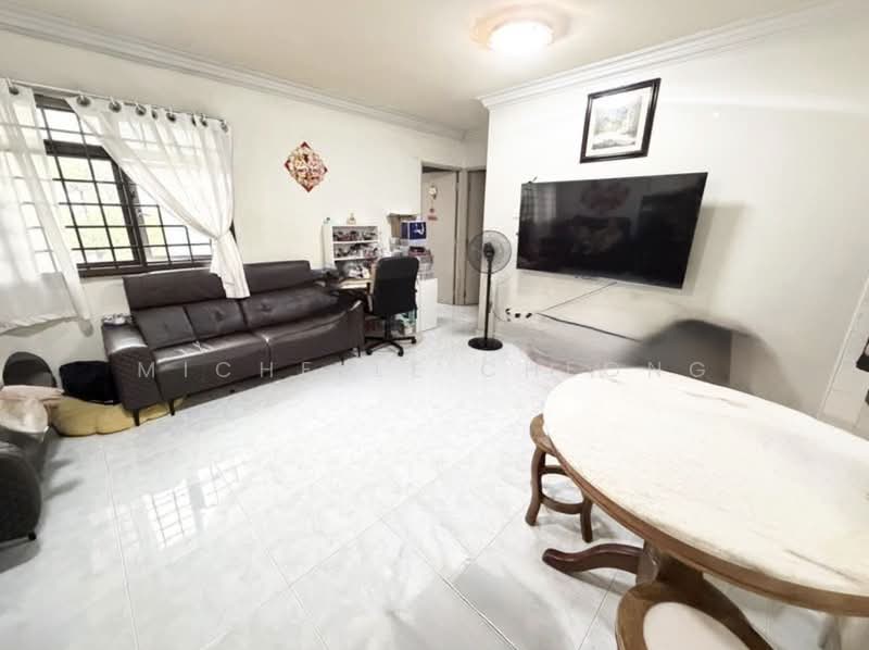 655A Jurong West Street 61 HDB Flat For Sale at S$ 520,000 | PropertyGuru Singapore - Living Room