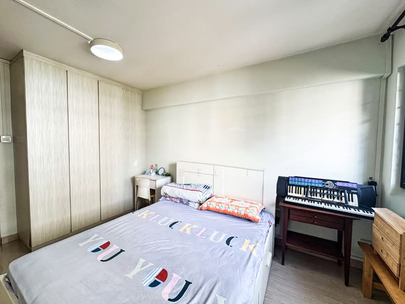 216 Bukit Batok Street 21 HDB Flat For Sale at S$ 635,000 | PropertyGuru Singapore - Bedroom