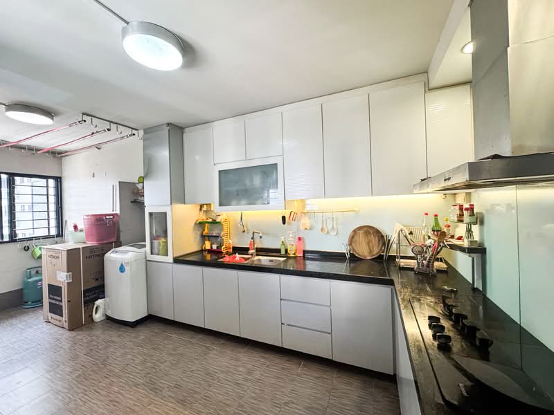 216 Bukit Batok Street 21 HDB Flat For Sale at S$ 635,000 | PropertyGuru Singapore - Kitchen