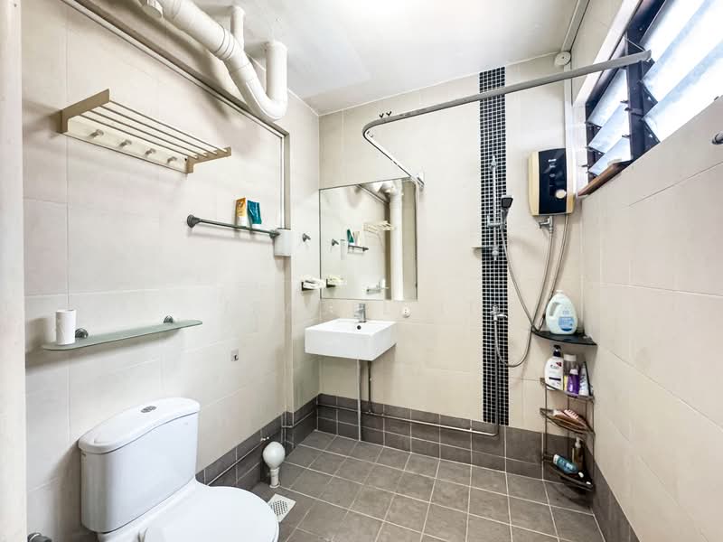 216 Bukit Batok Street 21 HDB Flat For Sale at S$ 635,000 | PropertyGuru Singapore - Bathroom