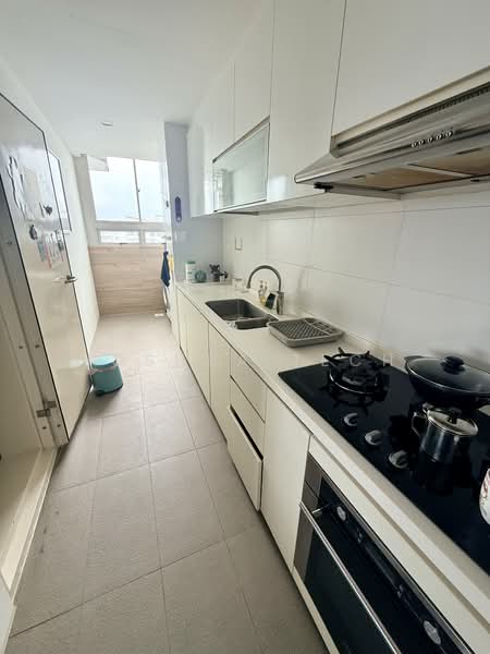 Heron Bay Executive Condominium For Sale at S$ 3,300,000 | PropertyGuru Singapore - Kitchen