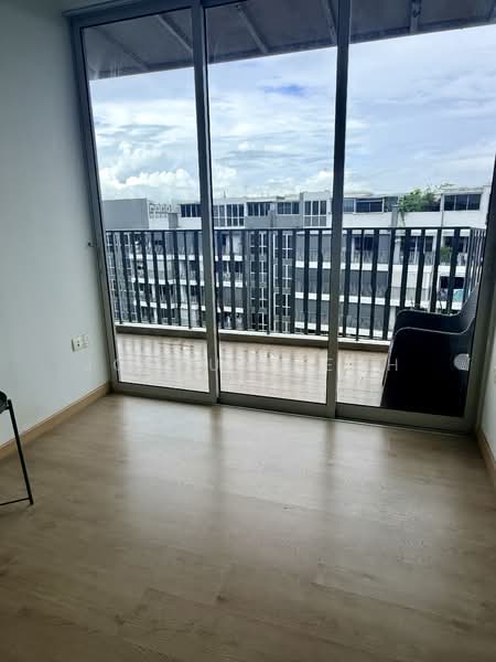 Heron Bay Executive Condominium For Sale at S$ 3,300,000 | PropertyGuru Singapore - Balcony