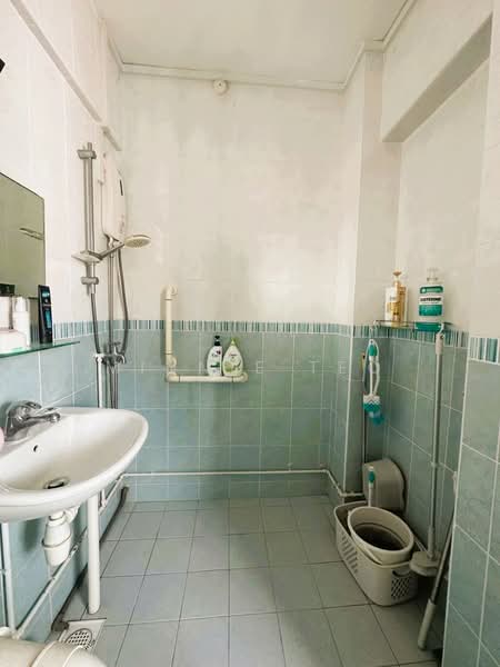 536 Upper Cross Street HDB Flat For Sale at S$ 628,000 | PropertyGuru Singapore - Bathroom