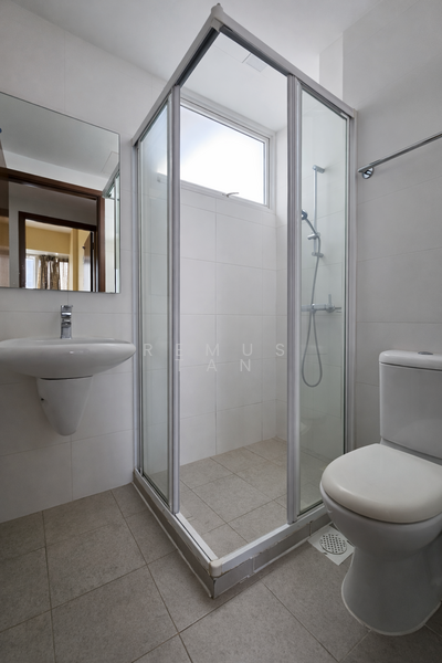 La Casa Condominium For Sale at S$ 1,100,000 | PropertyGuru Singapore - Bathroom