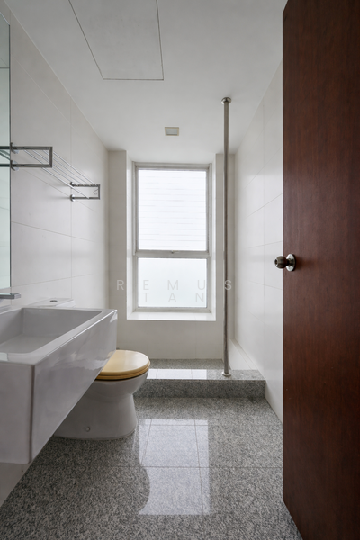 La Casa Condominium For Sale at S$ 1,100,000 | PropertyGuru Singapore - Bathroom