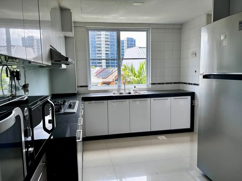 Elias Green Condominium For Sale at S$ 1,600,000 | PropertyGuru Singapore - Kitchen