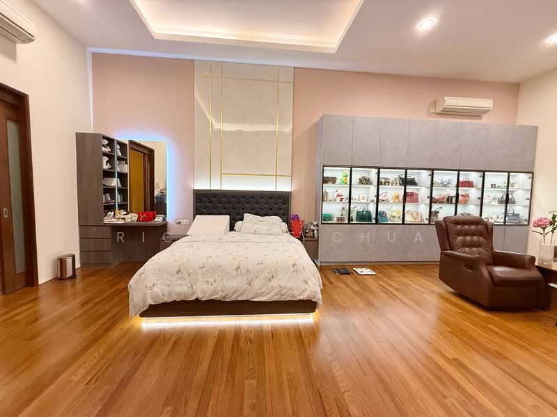 Pinewood Grove Detached House For Sale at S$ 5,600,000 | PropertyGuru Singapore - Master Bedroom